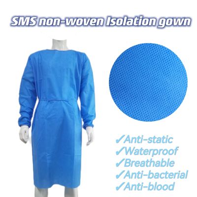 Traje quirúrgico desechable azul suave resistente a fluidos con puños de punto