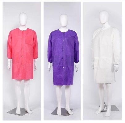 V601 Trajes de laboratorio desechables de polipropileno blanco no tejido con material SMS en laboratorio