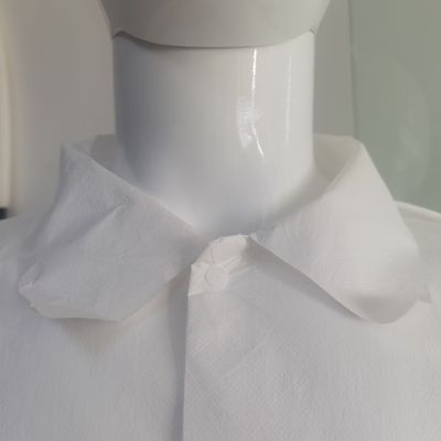 Vestidos de trabajo de polipropileno blanco desechables unisex con muñecas elásticas y sujetadores con gancho