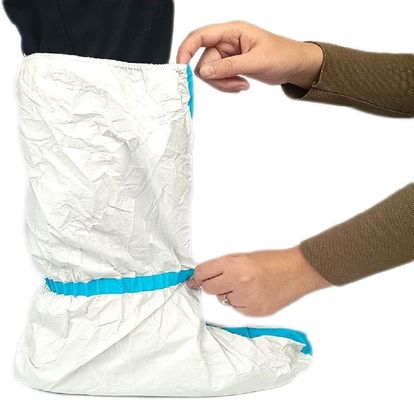 Capa de bota desechable a prueba de polvo, estéril, micro porosa, Sf, blanca con línea azul, 15*39 cm